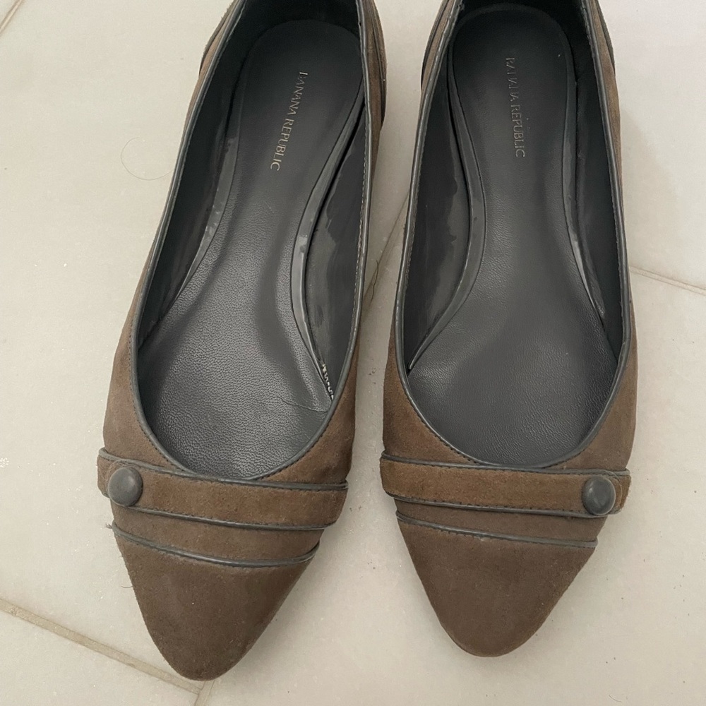Women’s Shoes Banana Republic Flats - Size 7. Goes well with many outfits!